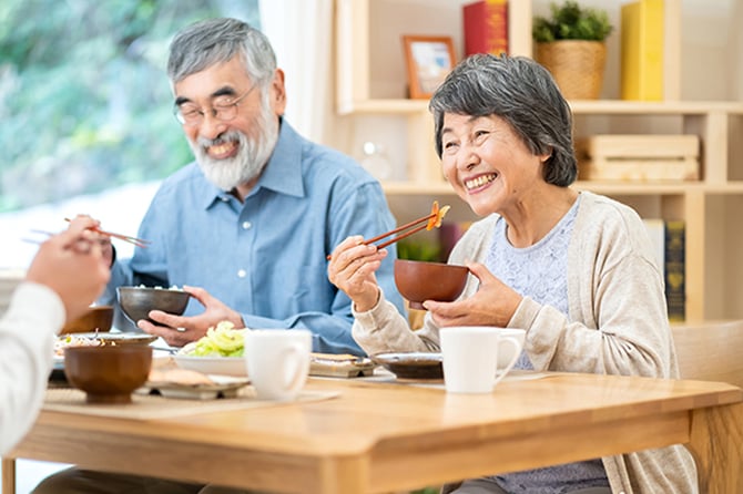 食事をする夫婦の写真